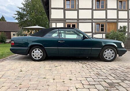 Mercedes-Benz E 220 Cabriolet mit Werkshardtop Germar