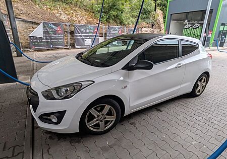 Hyundai i30 blue 1.6 CRDI 100kW Style Style