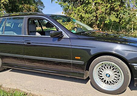 BMW 528i touring Leder/Sportsitze/Xenon Schaltwagen!