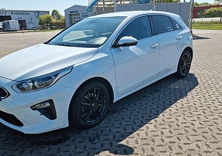 Kia Cee'd / Ceed 1.5 T-GDI Silver EU-Fahrzeug