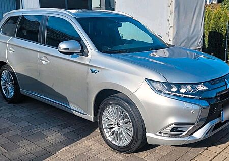 Mitsubishi Plug in Hybrid Outlander Plug-in Hybrid Outlander mit AHK