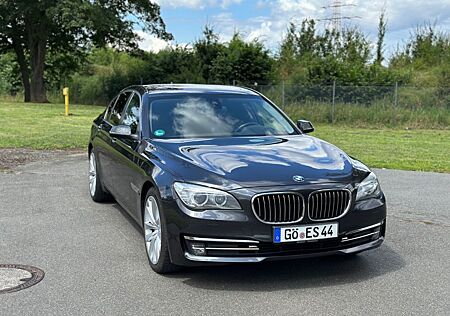 BMW 740d 740 Baureihe 7 Head-Up Scheckheft bei