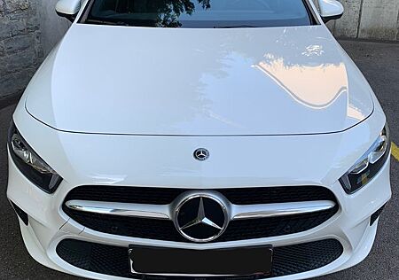 Mercedes-Benz A 200 -Panoramadach sowie MBUX mit Ambilight