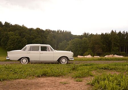 Mercedes-Benz 220 W111 SB Heckflosse