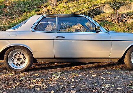 Mercedes-Benz 280 W123 Coupe 6 Zyl BJ 1977 Oldtimer