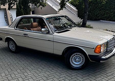 Mercedes-Benz 300 CD Turbodiesel S123 / Erstlack / H-Zulassung