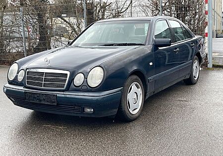 Mercedes-Benz E 240 CLASSIC