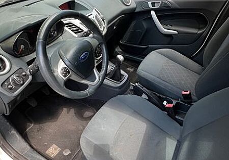Ford Fiesta Champions Edition TÜV bis 10.2026
