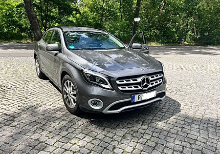 Mercedes-Benz GLA 180 (LEDER, LED, NAV, SITZHEIZ etc.)