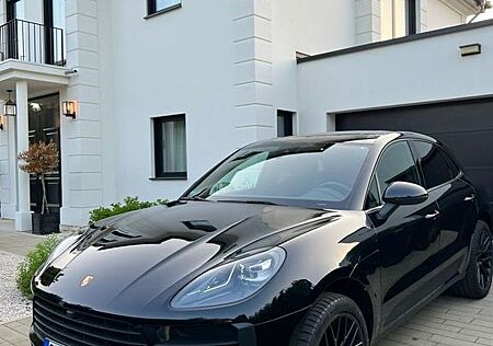 Porsche Macan - -