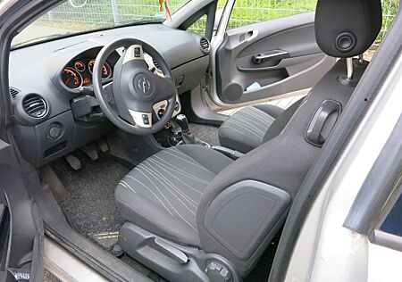 Opel Corsa 1.2 mit Ganzjahresreifen, TÜV bis 2/2027