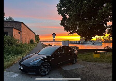 Tesla Model 3 Allradantrieb mit Dualmotor Long Ran...