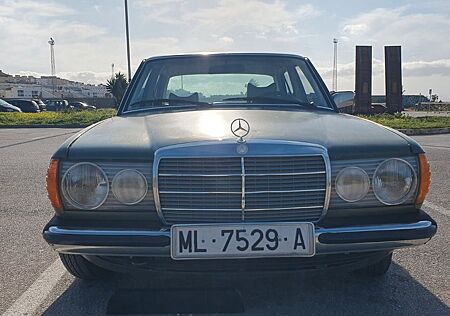 Mercedes-Benz 300 W123