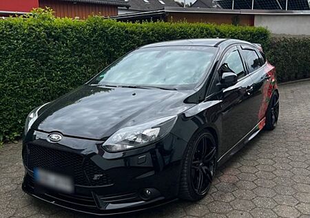 Ford Focus ST Mk3 Recaro Vollleder HJS 200Zeller