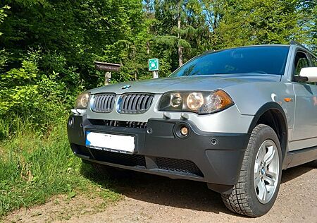 BMW X3 3.0i - silbermetallic, 231 PS