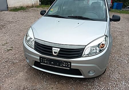Dacia Sandero wenig km erster Hand neu TÜV