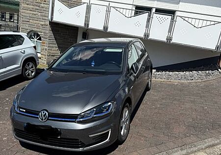 VW Golf Volkswagen e- Nav Leder Wärmepumpe CCE Vollausstattung
