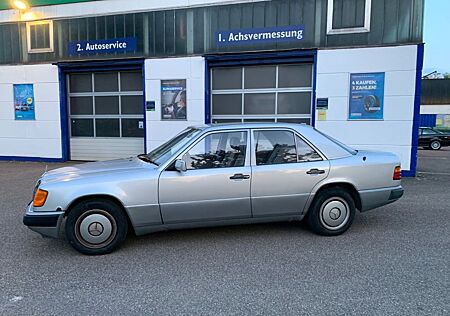 Mercedes-Benz 200 E