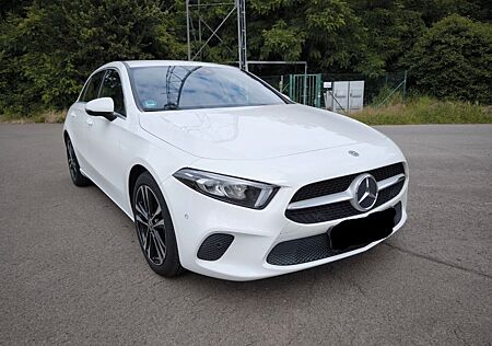 Mercedes-Benz A 180 , Großes Navi, Ambientebeleuchtung