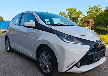 Toyota Aygo (X) Aygo (X) 1,0-l-VVT-i x x