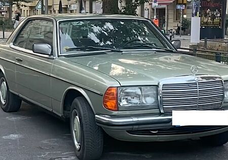 Mercedes-Benz 230 W123 Coupe