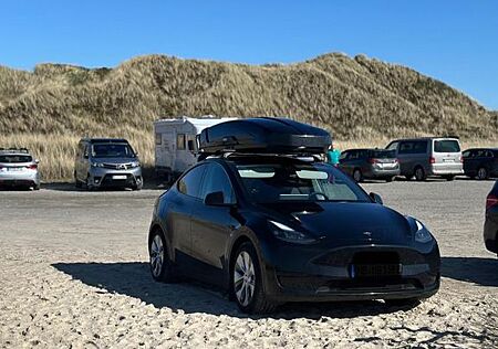 Tesla Model Y RWD mit Thule Dachbox