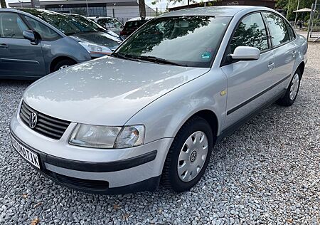 VW Passat Volkswagen / Automatik/Klimatronic/Sehr gut erhalten