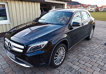 Mercedes-Benz GLA 200 -