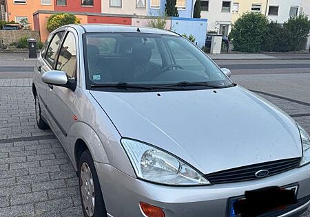 Ford Focus 1.4 TÜV 4/27 silber Anhängerkupplung