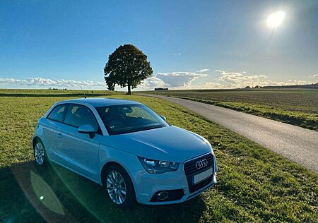 Audi A1 - 8fach Bereift / 2 Jahre TÜV / Service Neu