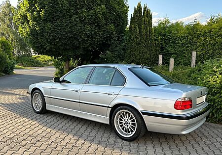 BMW 750i Top Zustand Schekheftgepflegt