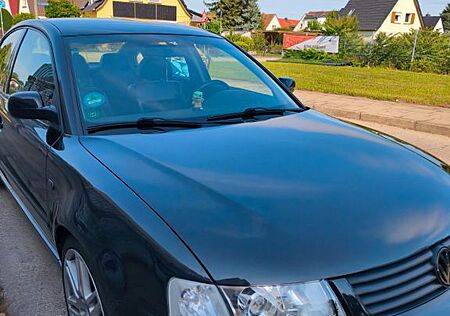 VW Passat Volkswagen 2.3 VR5 Highline 150PS Magic Black Pearl