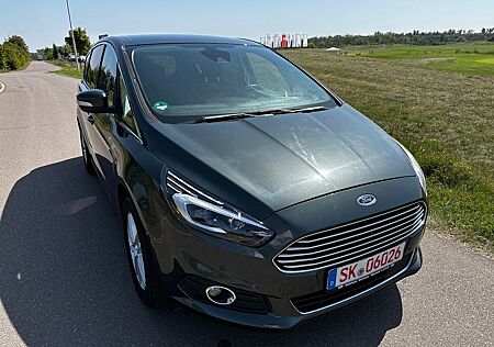 Ford S-Max Titanium*KAMERA*XENON*LED*