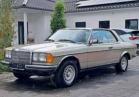 Mercedes-Benz 230 CE gepflegtes Fahrzeug vom Oldtimerliebhaber