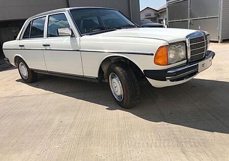 Mercedes-Benz 200 w123 Limo Kein Rost Original Zustand