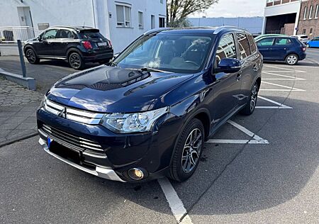 Mitsubishi Outlander Plus 4WD *7 Sitzer*V-LEDER*
