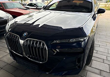 BMW i7 xDrive60 MSport Cinema+Lounge Sky B&W
