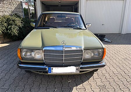 Mercedes-Benz 200 Automatik W123, Servo,ZV, H, Fuchs/Barock