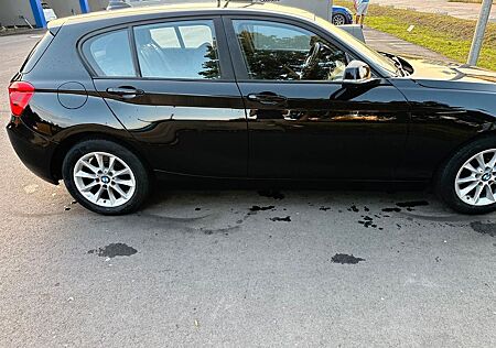 BMW 118i -schwarz