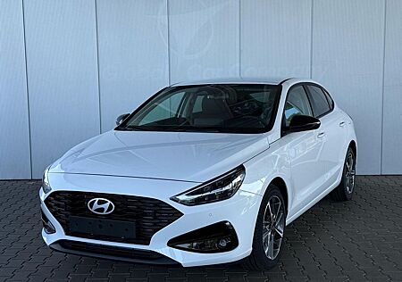 Hyundai i30 Fastback 1.5 T-GDi MHEV 7DCT Prime / Navi /