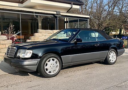 Mercedes-Benz E 320 W124 Cabriolet Automatik Oldtimer schwarz