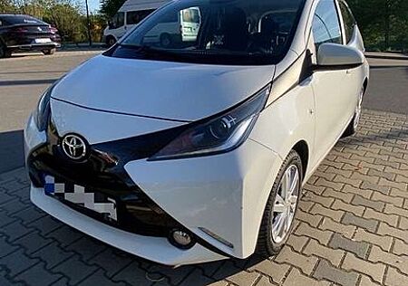 Toyota Aygo (X) -play touch mit *TEMPOMAT* & *KAMERA*