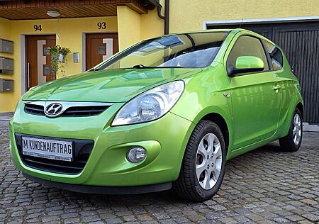 Hyundai i20 "Comfort"_Klima_ZV_8 fach bereift...