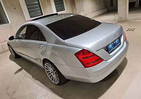 Mercedes-Benz S 500 -