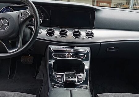 Mercedes-Benz E 220 d T Autom. -