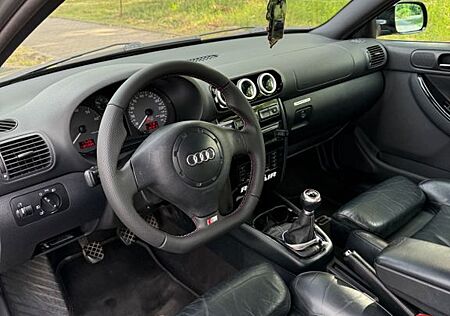 Audi S3 1.8T quattro -