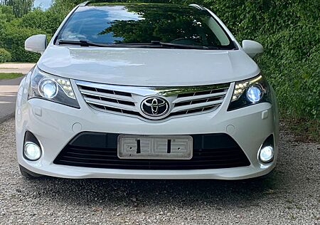 Toyota Avensis Combi 2,2-l-D-4D Automatik Executive...