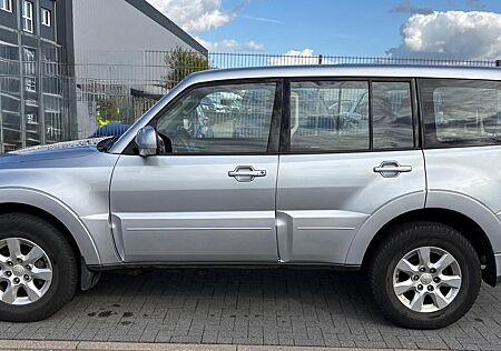 Mitsubishi Pajero 3,2 DI-D 4WD Intense Automatik Intense