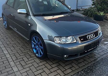 Audi S3 1.8T quattro -