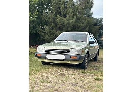 Mazda 323 Ein mit Benzinmotor, 40 Jahre alt